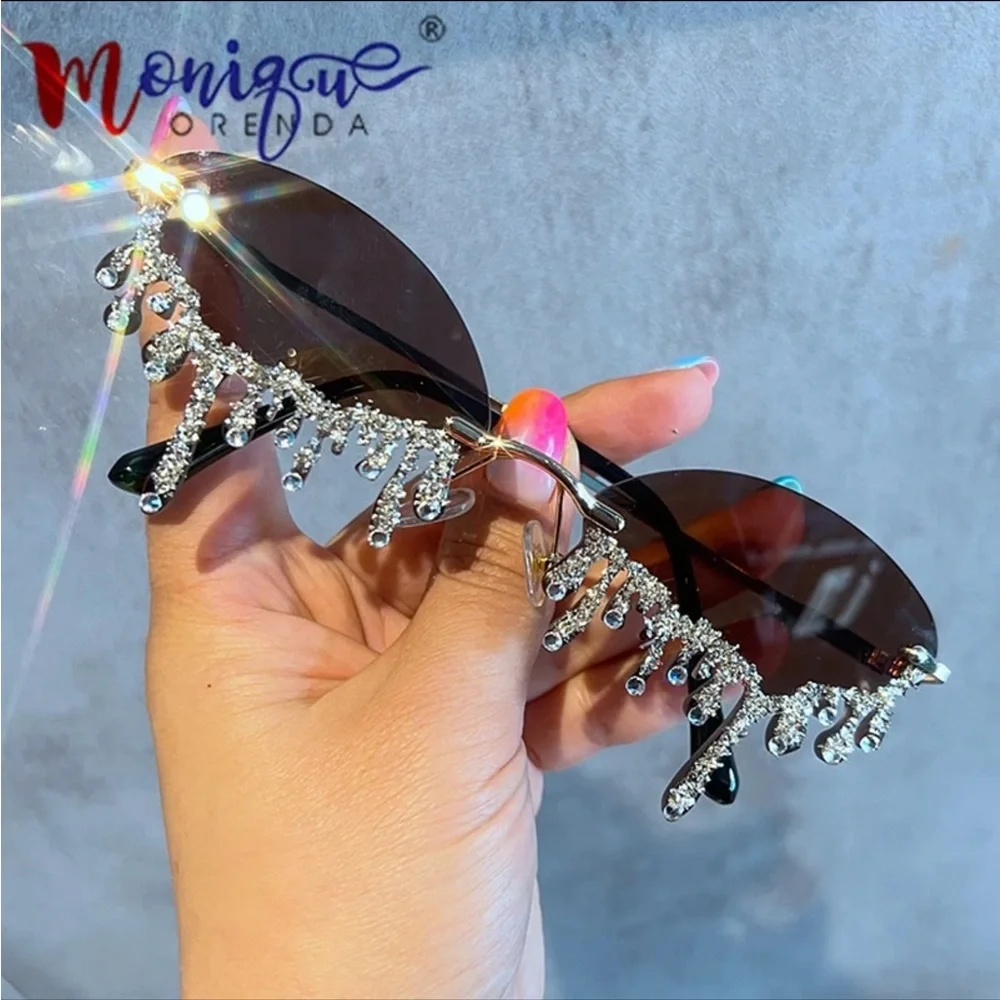 Gorgeous Teardrop Diamond Gold & Blingy Rimless Sunglasses!
